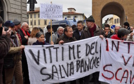 Il comitato “Vittime del Salva-Banche" davanti alla Leopolda a Firenze