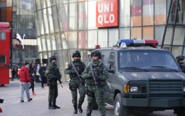 Poliziotti armati nella zona di Sanlitun a Pechino