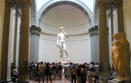 Code davanti al David di Michelangelo a Firenze