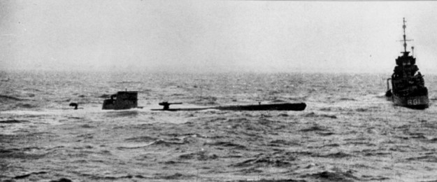 Il sottomarino U-110 e il cacciatorpediniere inglese Bulldog