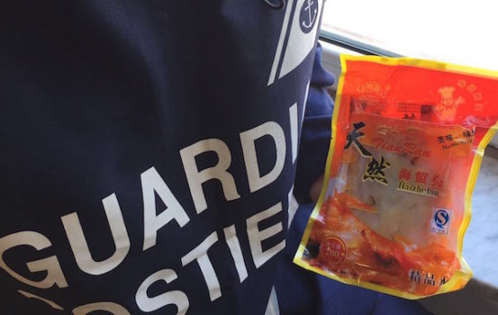 Una delle migliaia di confezioni di meduse cinesi sequestrate dalla Guardia Costiera