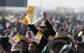 La folla in attesa del papa a Epatapec