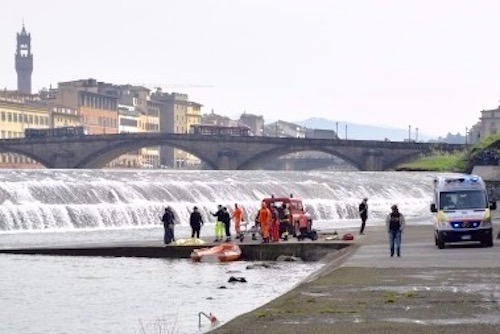 I soccorritori in azione sul greto dell'Arno (Foto Vigili del Fuoco) 