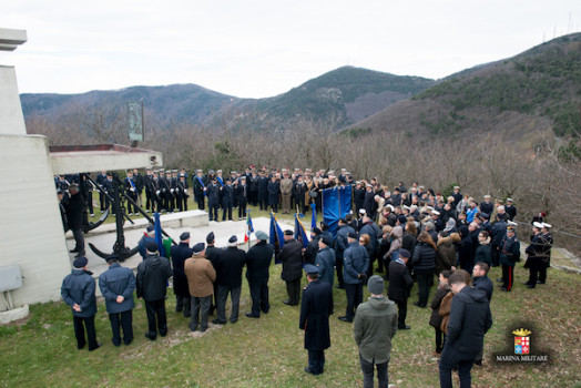 La cerimonia al monumento ai Caduti (Foto Laboratorio Fotografico Accademia Navale)