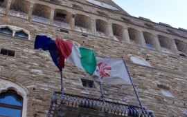 Bandiere sul balcone di Palazzo Vecchio