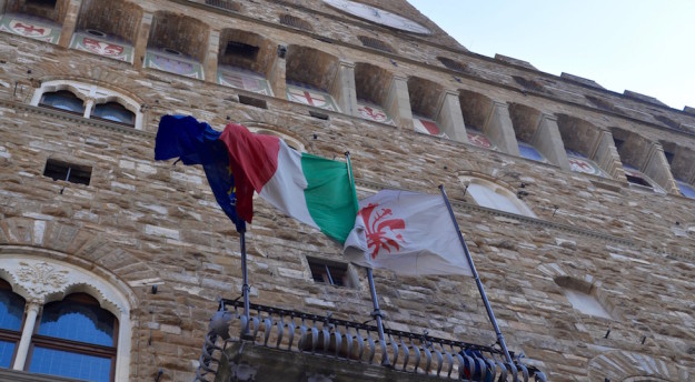 Bandiere sul balcone di Palazzo Vecchio