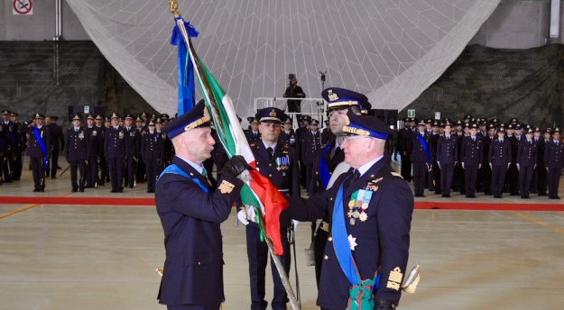 Il generale Enzo Vecciarelli (a sin.) riceve la Bandiera dal generale Pasquale Preziosa
