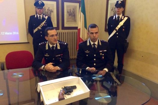 Il tenente colonnello Agatino Spoto e il tenente Fabio Alfieri dei Carabinieri con l'arma utilizzata nella sparatoria a san Piero a Ponti 