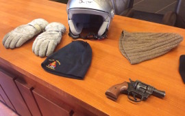 Pistola, cappucci e guanti pronti per la rapina di piazza Tanucci