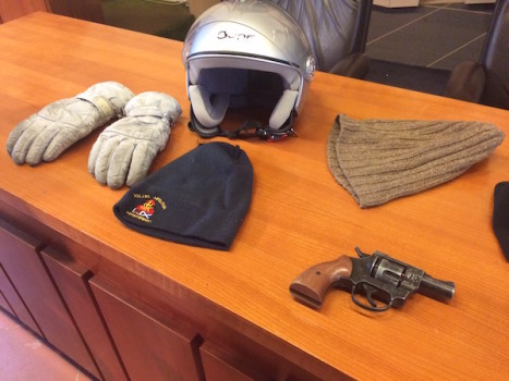Pistola, cappucci e guanti pronti per la rapina di piazza Tanucci