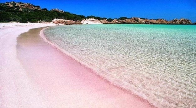 La celebre spiaggia rosa dell'Isola di Budelli