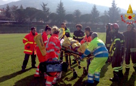 I soccorritori trasportano Sofia all'elicottero del 118