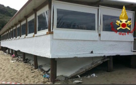 Il pavimento crollato al ristorante sulla spiaggia delle Rocchette