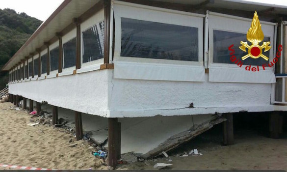 Il pavimento crollato al ristorante sulla spiaggia delle Rocchette