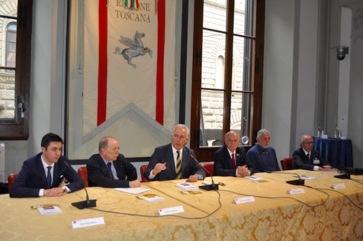 La sala del Gonfalone di Palazzo Panciatichi mentre parla il presidente Eugenio Giani