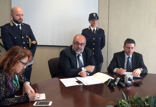 Il Procuratore capo della Repubblica di Firenze Giuseppe Creazzo (a destra) e il capo della Squadra Mobile fiorentina Giacinto Profazio (al centro)