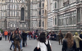 Parà della Folgore pattugliano la zona intorno al Duomo di Firenze