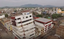 Un edificio danneggiato dal terremoto in Ecuador