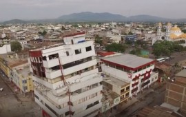 Un edificio danneggiato dal terremoto in Ecuador
