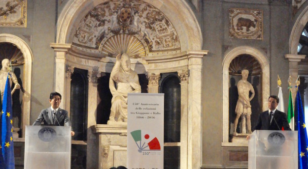 Il premier Shinzo Abe e Matteo Renzi a Palazzo Vecchio