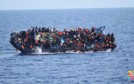 Un barcone di migranti si sta rovesciando nel Mediterraneo