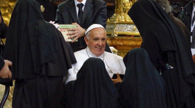 Papa Francesco con un gruppo di suore