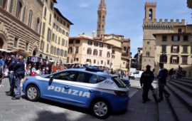 Una volante della Polizia di Stato in piazza San Firenze