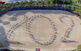 Il numero 202 disegnato dai cavalli del 4° Reggimento per il compleanno dei Carabinieri
