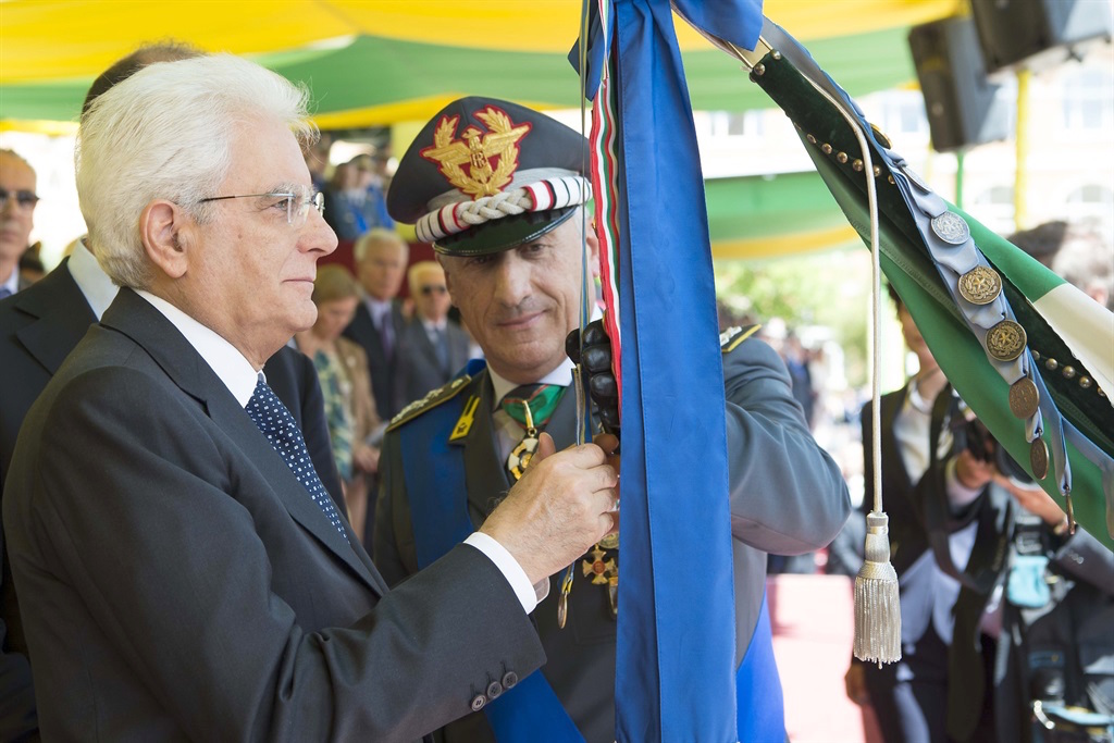Il presidente Mattarella e il generale Toschi
