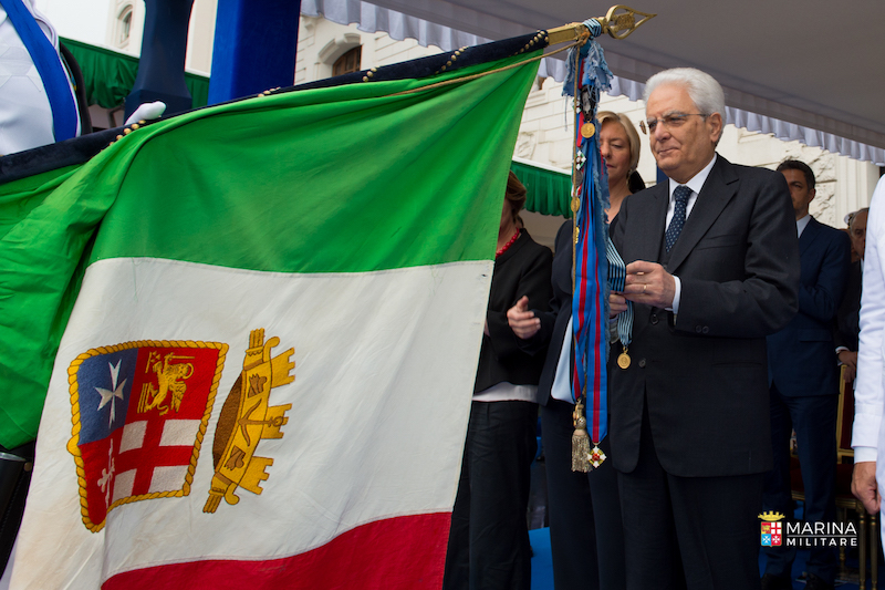 Il Presidente Mattarella decora la Bandiera della Marina con la medaglia d'oro per la salute pubblica