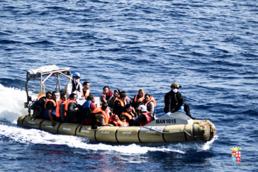 Un salvataggio in mare di maigranti, tra cui donne e bambini  (Foto Marina Militare)