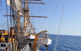 Nave Vespucci in navigazione nel mar Tirreno