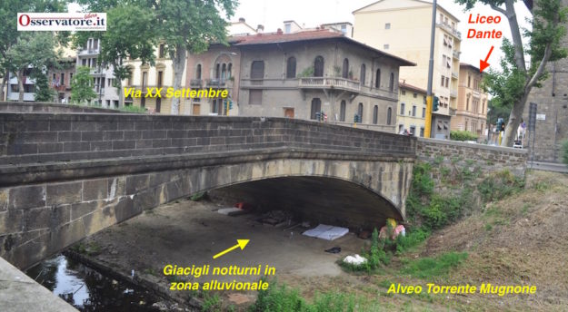 L'accampamento nomadi sotto il ponte sul Mugnone a Firenze