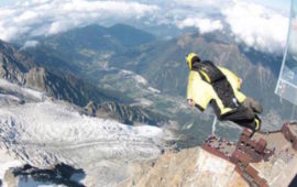 Un lancio in wingsuit dall'Aiguille du Midi
