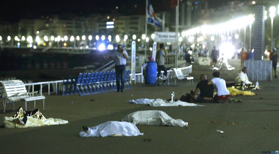14 luglio 2016: corpi senza vita lungo la Promenade des Anglais a Nizza
