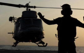 Un elicottero militare sta appontando su una nave della Marina