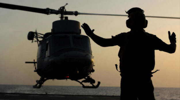 Un elicottero militare sta appontando su una nave della Marina