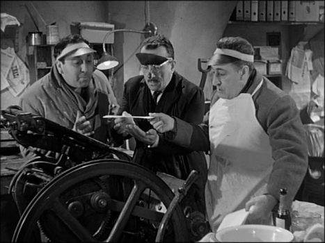 Una scena del film di 60 anni fa (era il 1956) "La banda degli onesti" - Da sin. Giacomo Furia, Peppino De Filippo e Totò