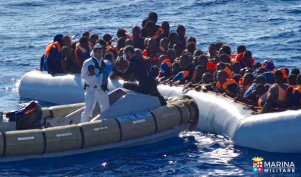 Oltre 100 migranti su un gommone in attesa di soccorso 