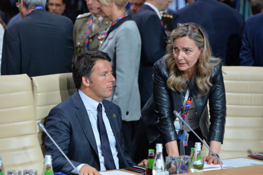 Il premier Matteo Renzi a Varsavia. Alle sue spalle si riconoscono il ministro della Difesa Roberta Pinotti e il capo di stato maggiore della Difesa, generale Claudio Graziano