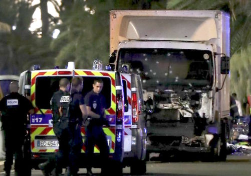 Il camion dell'attacco crivellato dai colpi della polizia