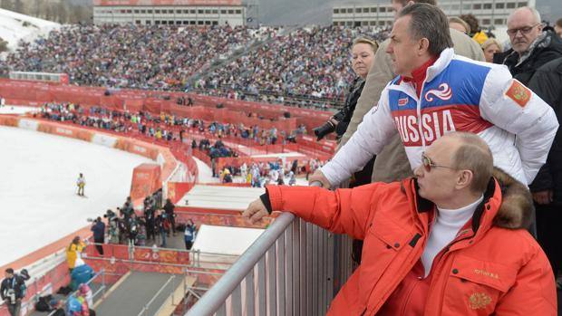 Il presidente russo Vladimir Putin (seduto) e il ministro dello Sport Vitaly Mutko 