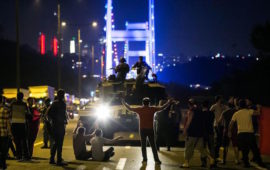 Sostenitori di Erdogan davanti ai mezzi blindati su un ponte del Bosforo a Istanbul nella notte tra il 15 e 16 luglio