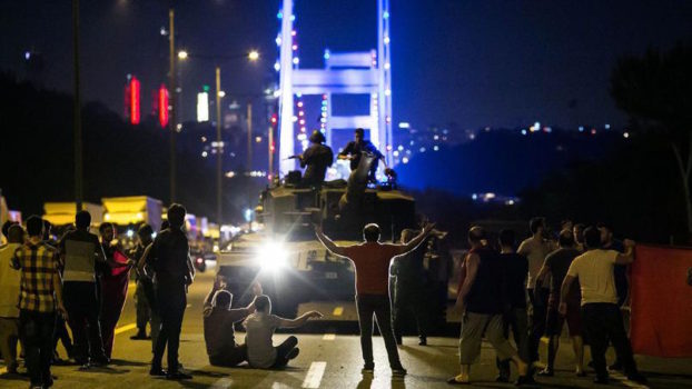 Sostenitori di Erdogan davanti ai mezzi blindati su un ponte del Bosforo a Istanbul nella notte tra il 15 e 16 luglio
