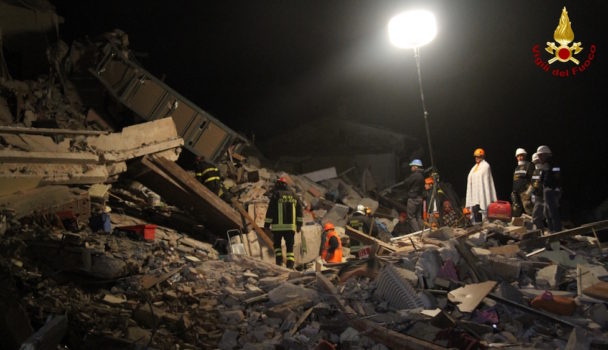 Senza sosta la ricerca di persone sepolte dal terremoto ad Amatrice