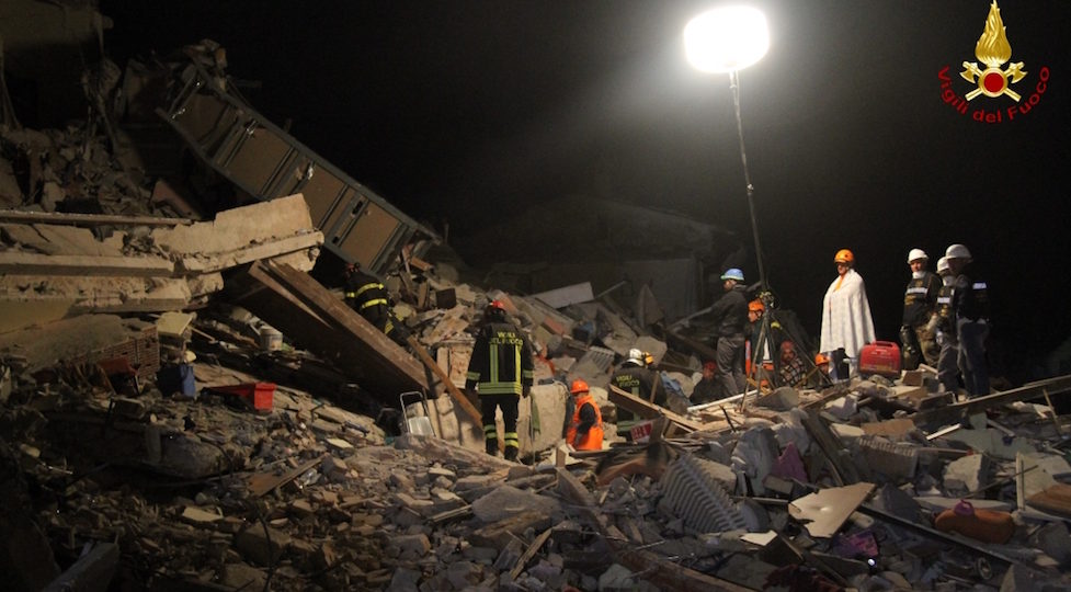 Senza sosta la ricerca di persone sepolte dal terremoto ad Amatrice