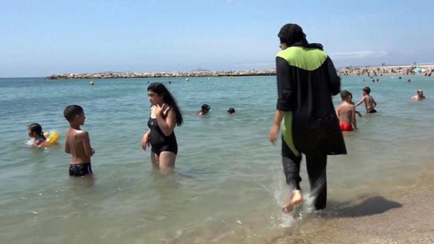 Una donna musulmana con il burkini su una spiaggia di Marsiglia