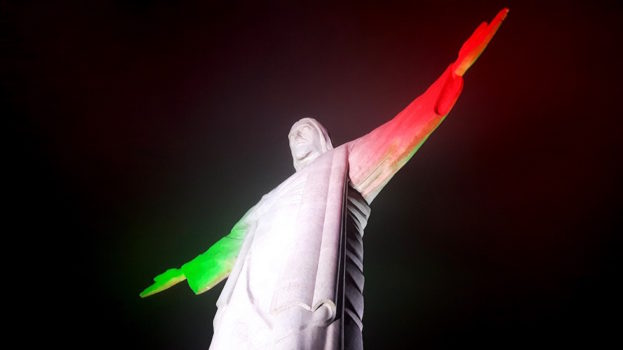 La statua del Cristo Redentore a Rio de Janeiro illuminata con il Tricolore italiano