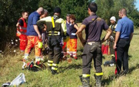 I soccorritori davanti al corpo senza vita a Montebonello