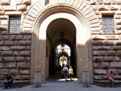 L'ingresso a Palazzo Medici Riccardi da via Cavour a Firenze